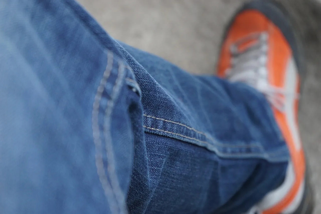 How to combine ripped jeans with casual blazers?